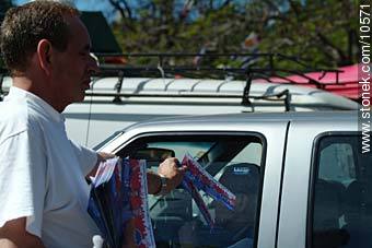 Ofreciendo hojas de votación a los automovilistas - Departamento de Montevideo - URUGUAY. Foto No. 10571