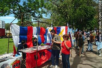 Balconeras, pulseras, banderines, posters y todo tipo de oferta de publicidad electoral - Departamento de Montevideo - URUGUAY. Foto No. 10584
