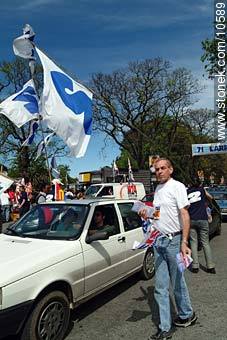 Banderas lista 2 Partido Nacional. Entrega de listas lista 2121 2004 - Departamento de Montevideo - URUGUAY. Foto No. 10589