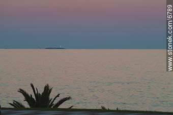 A lo lejos la Isla de Flores - Departamento de Montevideo - URUGUAY. Foto No. 6789