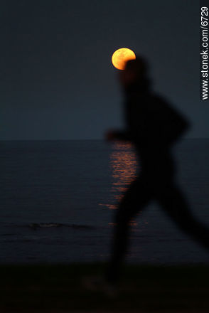 Runner down the full moon - Department of Montevideo - URUGUAY. Photo #6729
