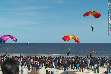 Paracaidistas en la playa Malvín - Departamento de Montevideo - URUGUAY. Foto No. 6650
