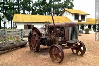 Viejo tractor - Departamento de Maldonado - URUGUAY. Foto No. 6629