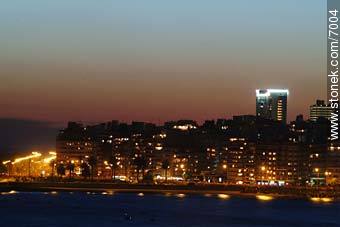 Vista aérea nocturna de Pocitos - Departamento de Montevideo - URUGUAY. Foto No. 7004