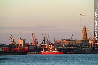 Puerto de Montevideo - Departamento de Montevideo - URUGUAY. Foto No. 7035