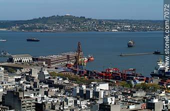 Vista de la Ciudad Vieja y el Cerro - Departamento de Montevideo - URUGUAY. Foto No. 7072