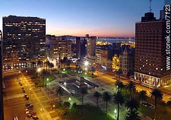 Atardecer en la Plaza Independencia - Departamento de Montevideo - URUGUAY. Foto No. 7123