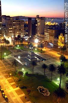 Atardecer en la Plaza Independencia - Departamento de Montevideo - URUGUAY. Foto No. 7125