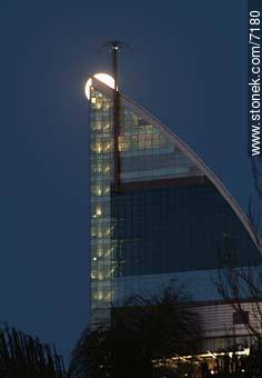 Torre Antel y la luna llena - Departamento de Montevideo - URUGUAY. Foto No. 7180