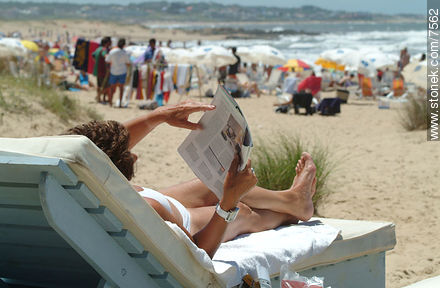 Lectora en la playa Montoya - Punta del Este y balnearios cercanos - URUGUAY. Foto No. 7562
