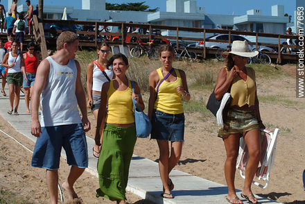 Jóvenes accediendo a la playa - Punta del Este y balnearios cercanos - URUGUAY. Foto No. 7653