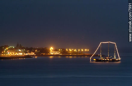 Luces del buque escuela Capitán Miranda en la bahía de Playa Mansa de Punta del Este - Punta del Este y balnearios cercanos - URUGUAY. Foto No. 7991