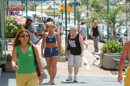 Turistas paseando por la Avenida Gorlero - Punta del Este y balnearios cercanos - URUGUAY. Foto No. 7999