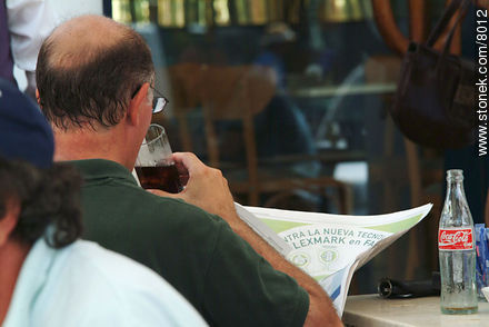 Señor leyendo el diario y tomando una Coca-Cola - Punta del Este y balnearios cercanos - URUGUAY. Foto No. 8012