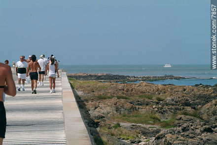 Paseos matinales por la rambla de Punta del Este - Punta del Este y balnearios cercanos - URUGUAY. Foto No. 7857
