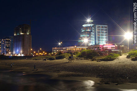 Hotel Conrad iluminado al anochecer - Punta del Este y balnearios cercanos - URUGUAY. Foto No. 7925