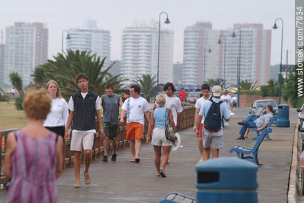 Turistas paseando por la rambla - Punta del Este y balnearios cercanos - URUGUAY. Foto No. 7934