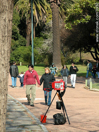 El fotógrafo en el Parque Rodó - Departamento de Montevideo - URUGUAY. Foto No. 3932