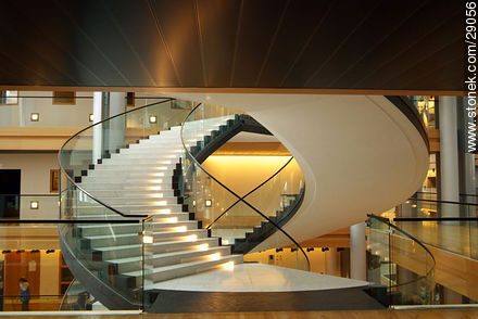 Interior del Parlamento Europeo en Estrasburgo. Escaleras en espiral entrelazadas - Región de Alsacia - FRANCIA. Foto No. 29056