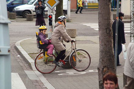 Madre e hija en bicicleta - Región de Alsacia - FRANCIA. Foto No. 29068