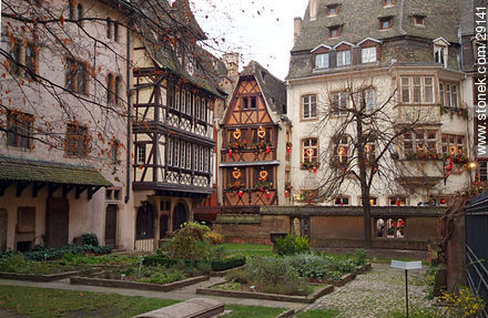 Place du Château. Residencias frente a la Catedral de Estrasburgo - Región de Alsacia - FRANCIA. Foto No. 29141