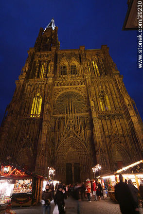 Feria al pie de la Catedral de Estrasburgo. - Región de Alsacia - FRANCIA. Foto No. 29230