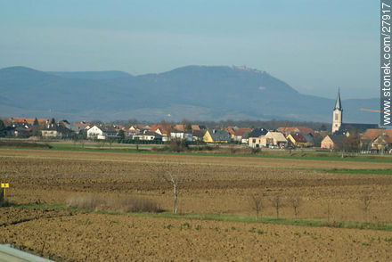 Vista desde las rutas A35 y E25. Pueblito francés. En la cima de la montaña el castillo Haut-Koenigsbourg - Región de Alsacia - FRANCIA. Foto No. 27917
