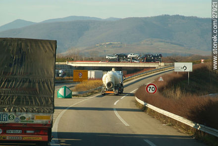Camiones en la ruta A35 E25. Desvío a Bennwihr y Houssen (ruta D4) - Región de Alsacia - FRANCIA. Foto No. 27921