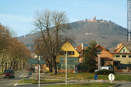 Saint-Hippolyte. Al fondo el castillo  Haut-Koenigsbourg - Región de Alsacia - FRANCIA. Foto No. 27931