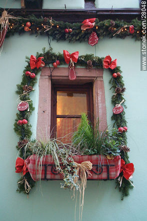 Casas y comercios de Riquewihr con adornos navideños - Región de Alsacia - FRANCIA. Foto No. 28048