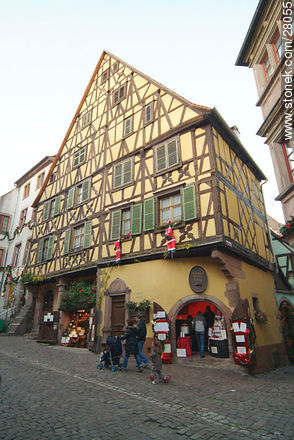 Casas y comercios de Riquewihr con adornos navideños - Región de Alsacia - FRANCIA. Foto No. 28055
