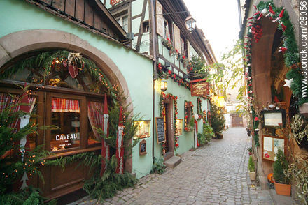 Casas y comercios de Riquewihr con adornos navideños - Región de Alsacia - FRANCIA. Foto No. 28056