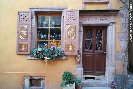 Casas y comercios de Riquewihr con adornos navideños - Región de Alsacia - FRANCIA. Foto No. 28066