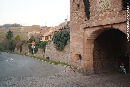 Riquewihr.  Pueblo vitivinícola en Alsacia. Exterior de la ciudad - Región de Alsacia - FRANCIA. Foto No. 28073