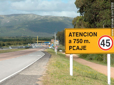 Acceso al peaje del arroyo Solís Grande en el kilómetro 82. - Departamento de Maldonado - URUGUAY. Foto No. 3508