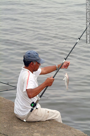 Pesca deportiva en la escollera de Sarandí - Departamento de Montevideo - URUGUAY. Foto No. 12367