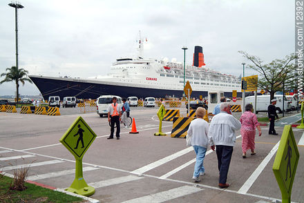 Turistas del crucero Queen Elizabeth 2 - Departamento de Montevideo - URUGUAY. Foto No. 12392