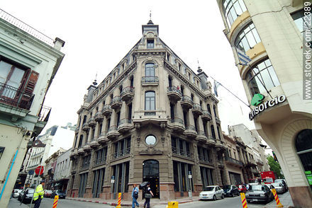 Sede de BID en Montevideo. Banco Interamericano de desarrollo. - Departamento de Montevideo - URUGUAY. Foto No. 22389