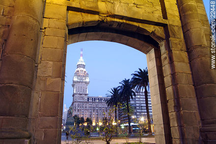 Puerta de la Ciudadela y Palacio Salvo - Departamento de Montevideo - URUGUAY. Foto No. 22448