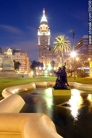 Fuente de la Plaza Independencia y Palacio Salvo.  - Departamento de Montevideo - URUGUAY. Foto No. 22456