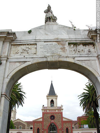 Colegio Pío en la Av. Lezica - Departamento de Montevideo - URUGUAY. Foto No. 22463