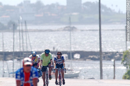 Ciclistas en la rambla en verano - Departamento de Montevideo - URUGUAY. Foto No. 22542