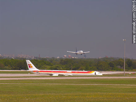 Iberia por decolar, Pluna por aterrizar - Departamento de Canelones - URUGUAY. Foto No. 22615