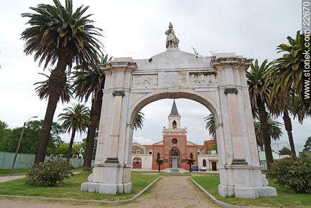 Colegio Pio en la Av. Lezica - Departamento de Montevideo - URUGUAY. Foto No. 22670