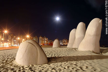 Los Dedos nocturnos - Punta del Este y balnearios cercanos - URUGUAY. Foto No. 16786