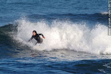 Surfer aficionado en Playa Brava - Punta del Este y balnearios cercanos - URUGUAY. Foto No. 16972