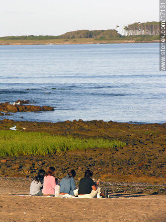 Jóvenes frente a la playa Mansa e Isla de Gorriti - Punta del Este y balnearios cercanos - URUGUAY. Foto No. 17131