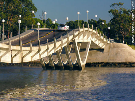 Puente ondulante sobre el arroyo Maldonado - Punta del Este y balnearios cercanos - URUGUAY. Foto No. 17255