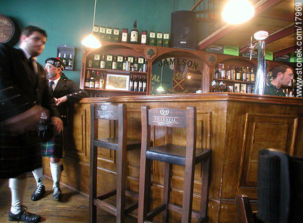 Bar de la Ciudad Vieja.  Vestimenta escocesa en el Día del Patrimonio - Departamento de Montevideo - URUGUAY. Foto No. 17969