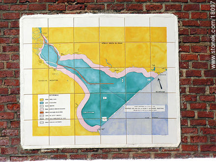 Placa de azulejos en la base del faro de Punta del Este - Punta del Este y balnearios cercanos - URUGUAY. Foto No. 18097